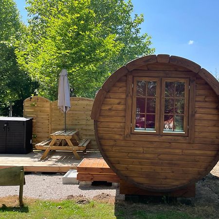 Tonneau Herbergement Insolite Au Camping Des Nieres Ebreuil Exterior photo