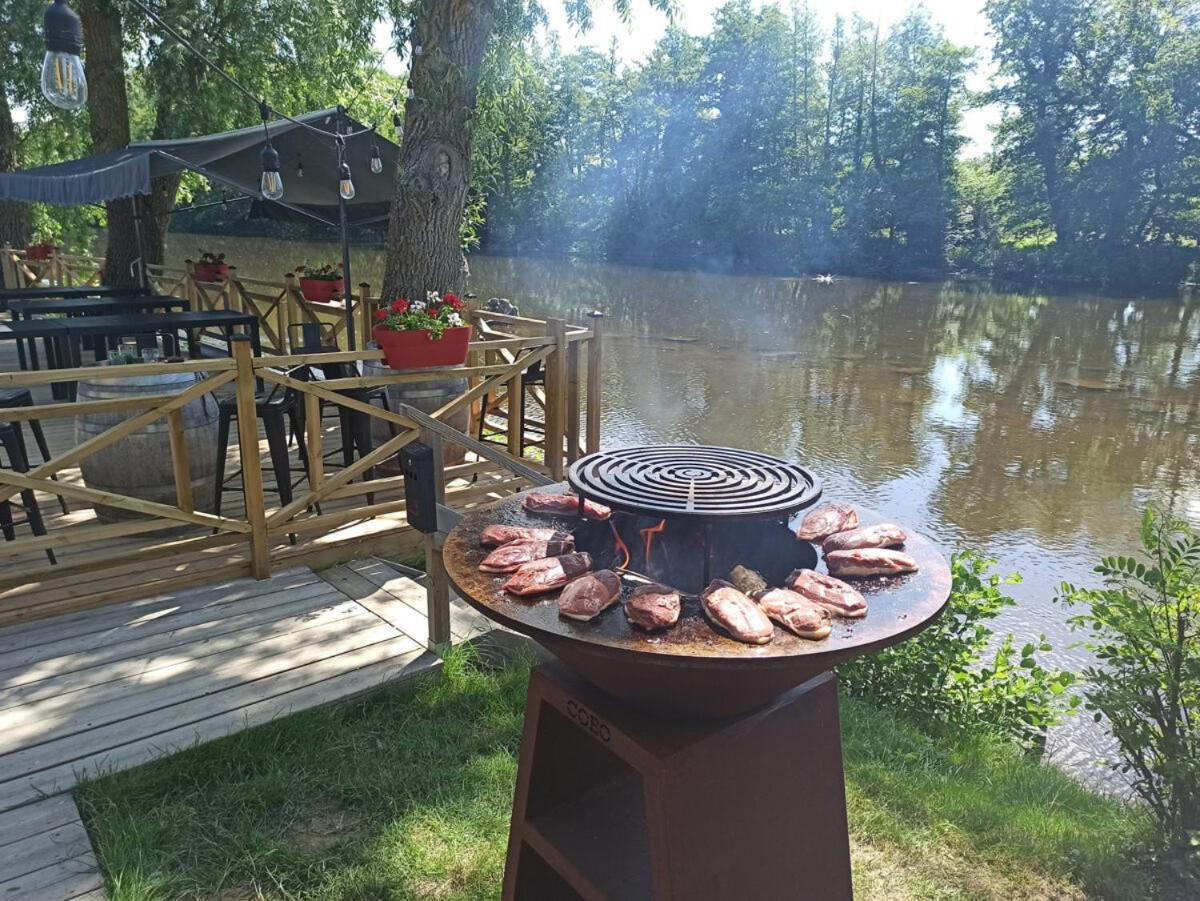 Tonneau Herbergement Insolite Au Camping Des Nieres Ebreuil Exterior photo