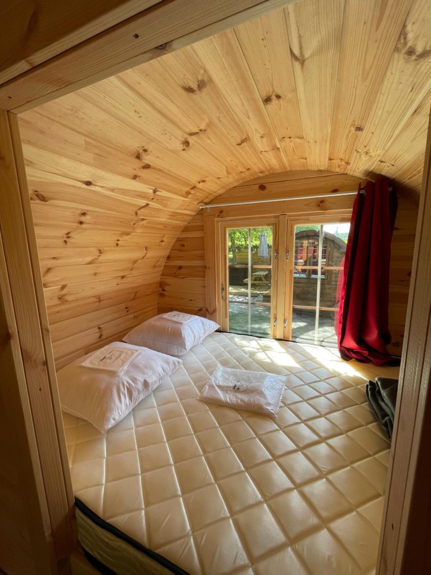 Tonneau Herbergement Insolite Au Camping Des Nieres Ebreuil Exterior photo