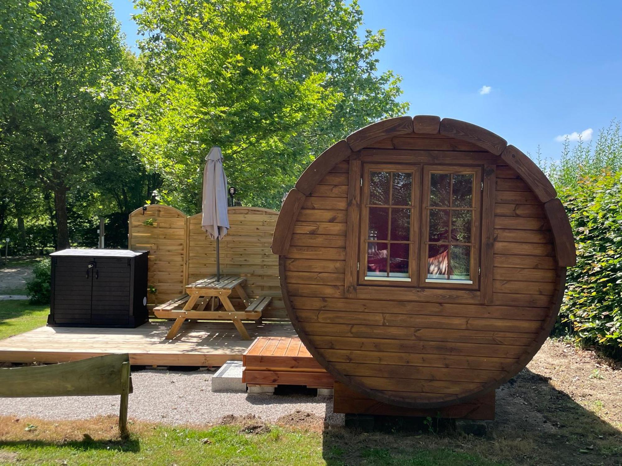 Tonneau Herbergement Insolite Au Camping Des Nieres Ebreuil Exterior photo
