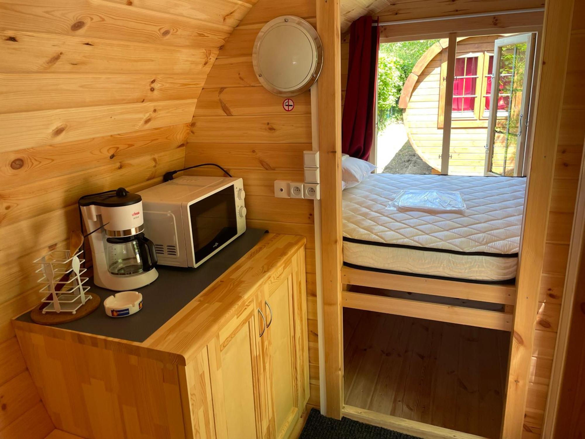 Tonneau Herbergement Insolite Au Camping Des Nieres Ebreuil Exterior photo