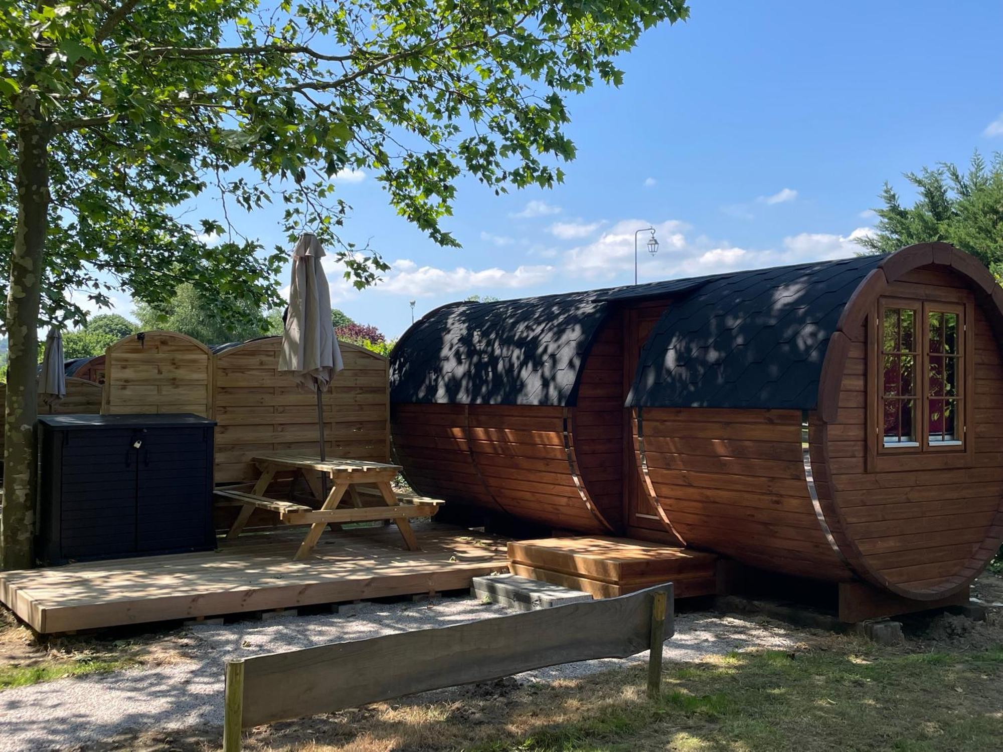 Tonneau Herbergement Insolite Au Camping Des Nieres Ebreuil Exterior photo
