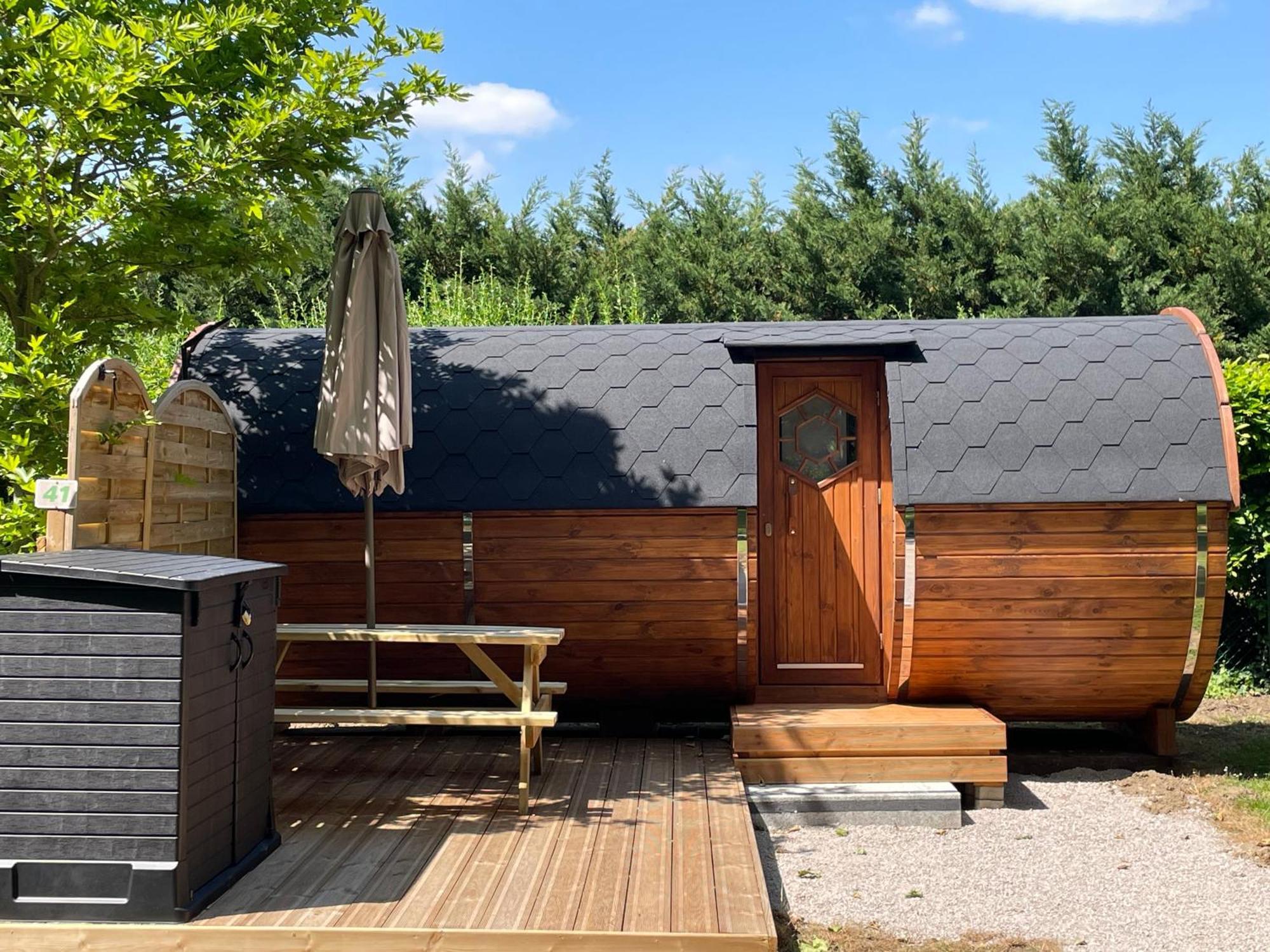 Tonneau Herbergement Insolite Au Camping Des Nieres Ebreuil Exterior photo