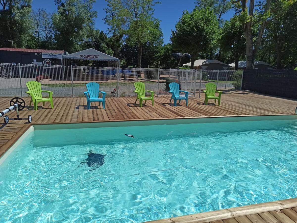 Tonneau Herbergement Insolite Au Camping Des Nieres Ebreuil Exterior photo